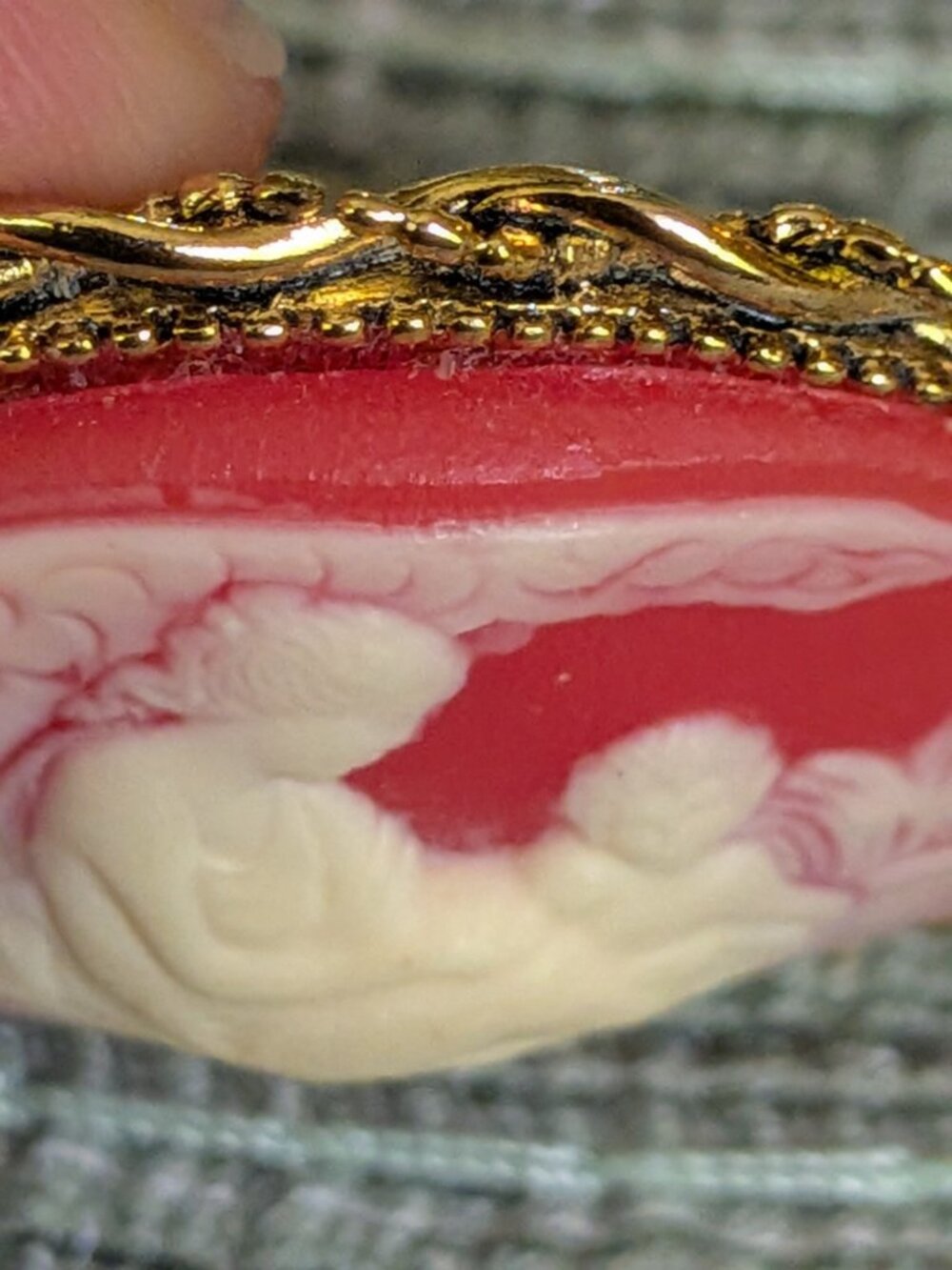 Vintage Red & White Mother and Child Cameo Resin Gold Tone Brooch Pin - Picture 7 of 8